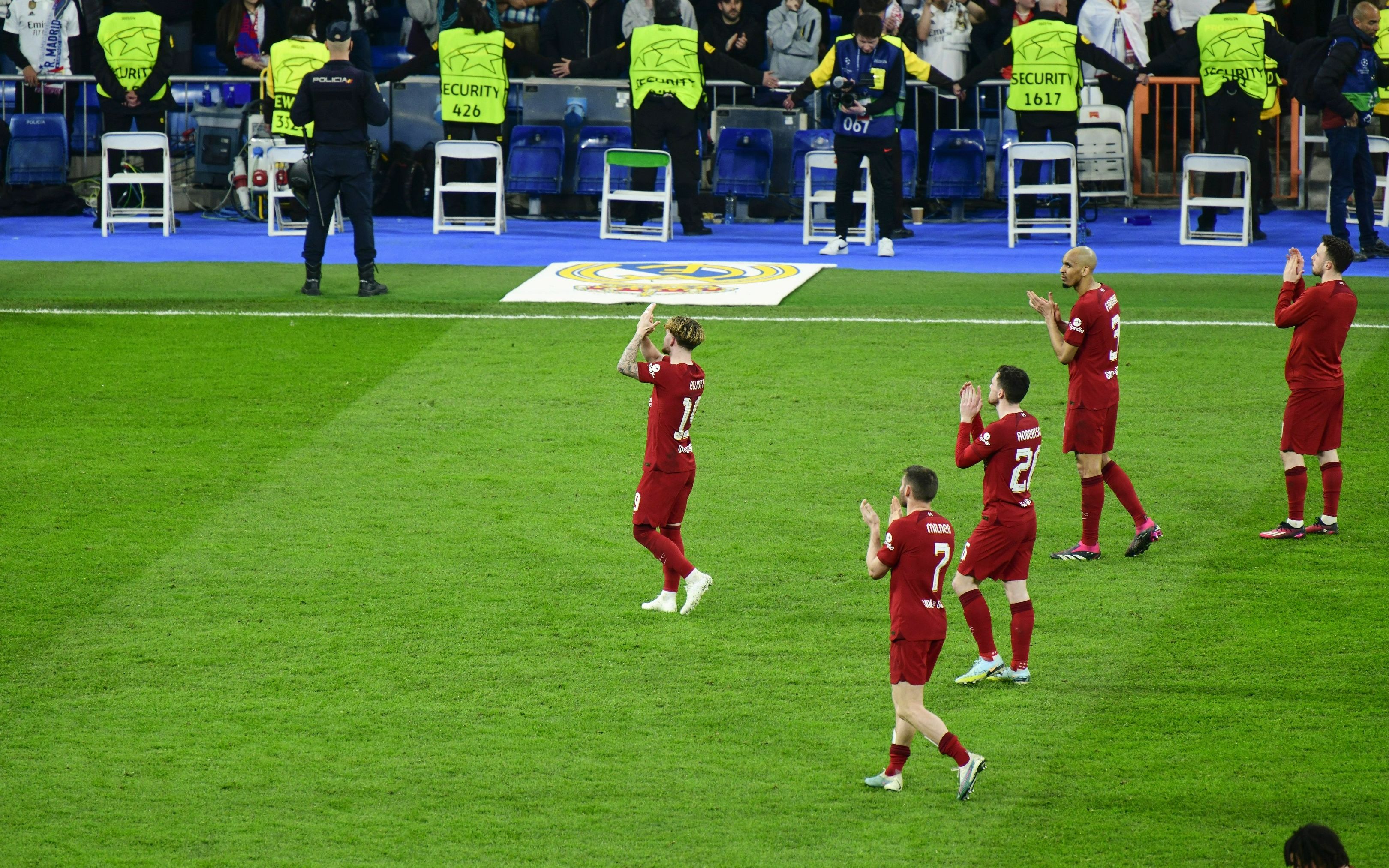 Doinb重返赛场，爆冷首场状态出色，利物浦观众沸腾！